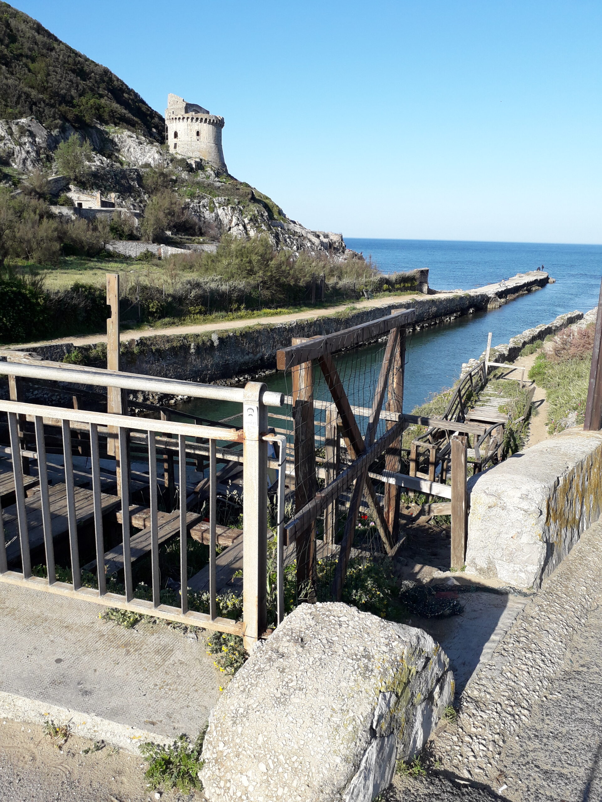 lungo molo destro della foce del lago di Paola