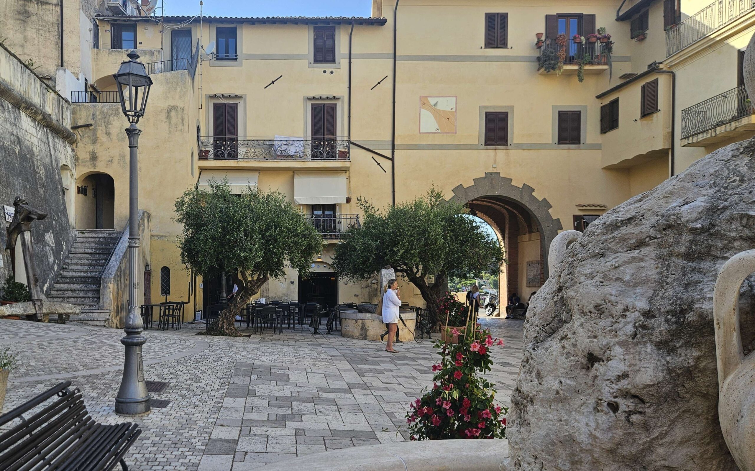 Un altro pezzo di spazio pubblico – patrimonio della collettività – sacrificato, apparentemente senza alcuna spiegazione.