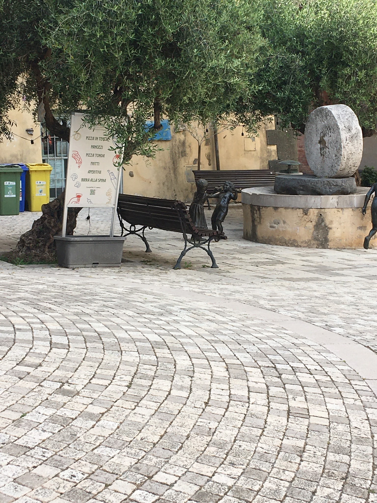 Un altro pezzo di spazio pubblico – patrimonio della collettività – sacrificato, apparentemente senza alcuna spiegazione.