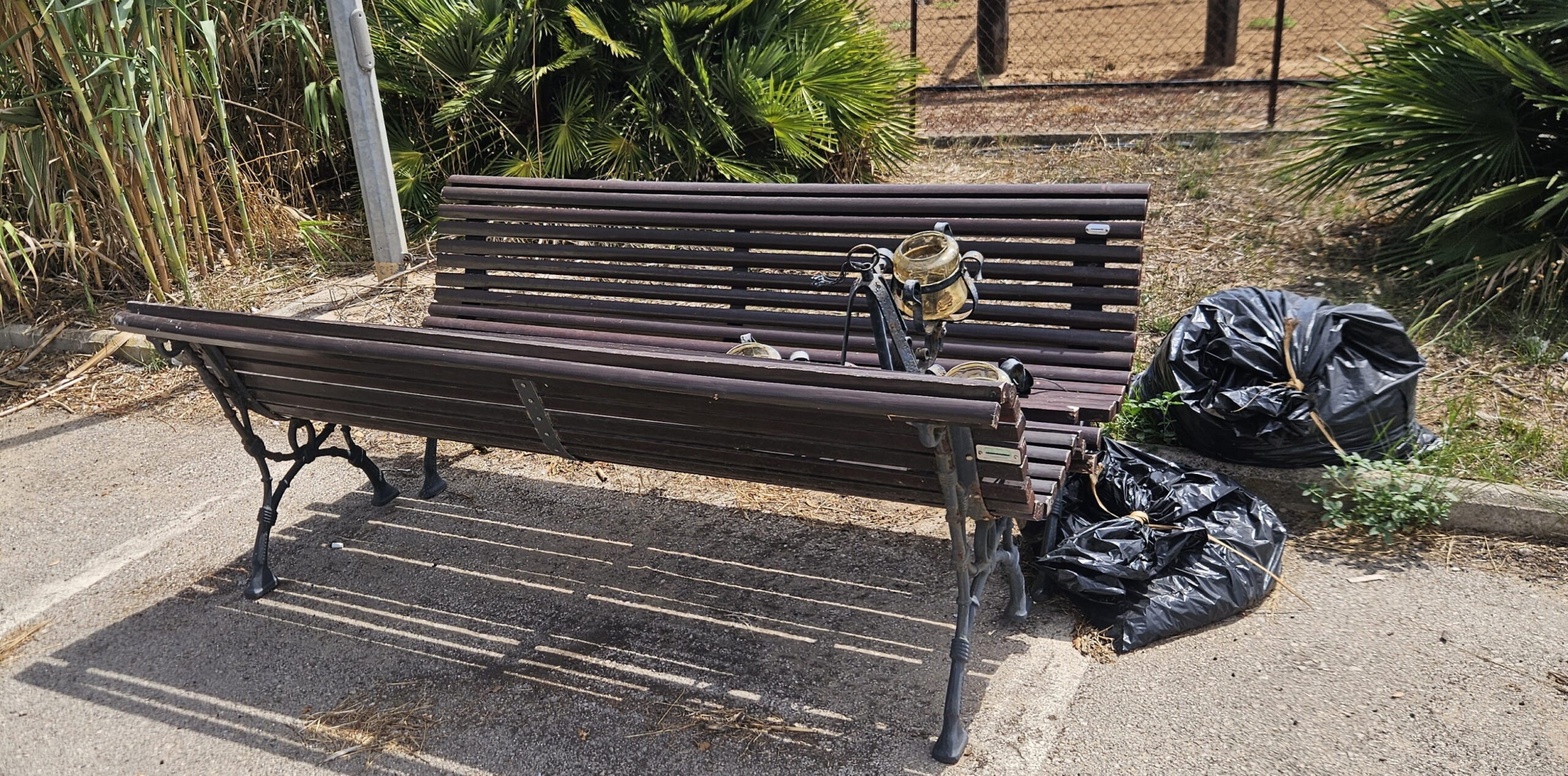 Un altro pezzo di spazio pubblico – patrimonio della collettività – sacrificato, apparentemente senza alcuna spiegazione.