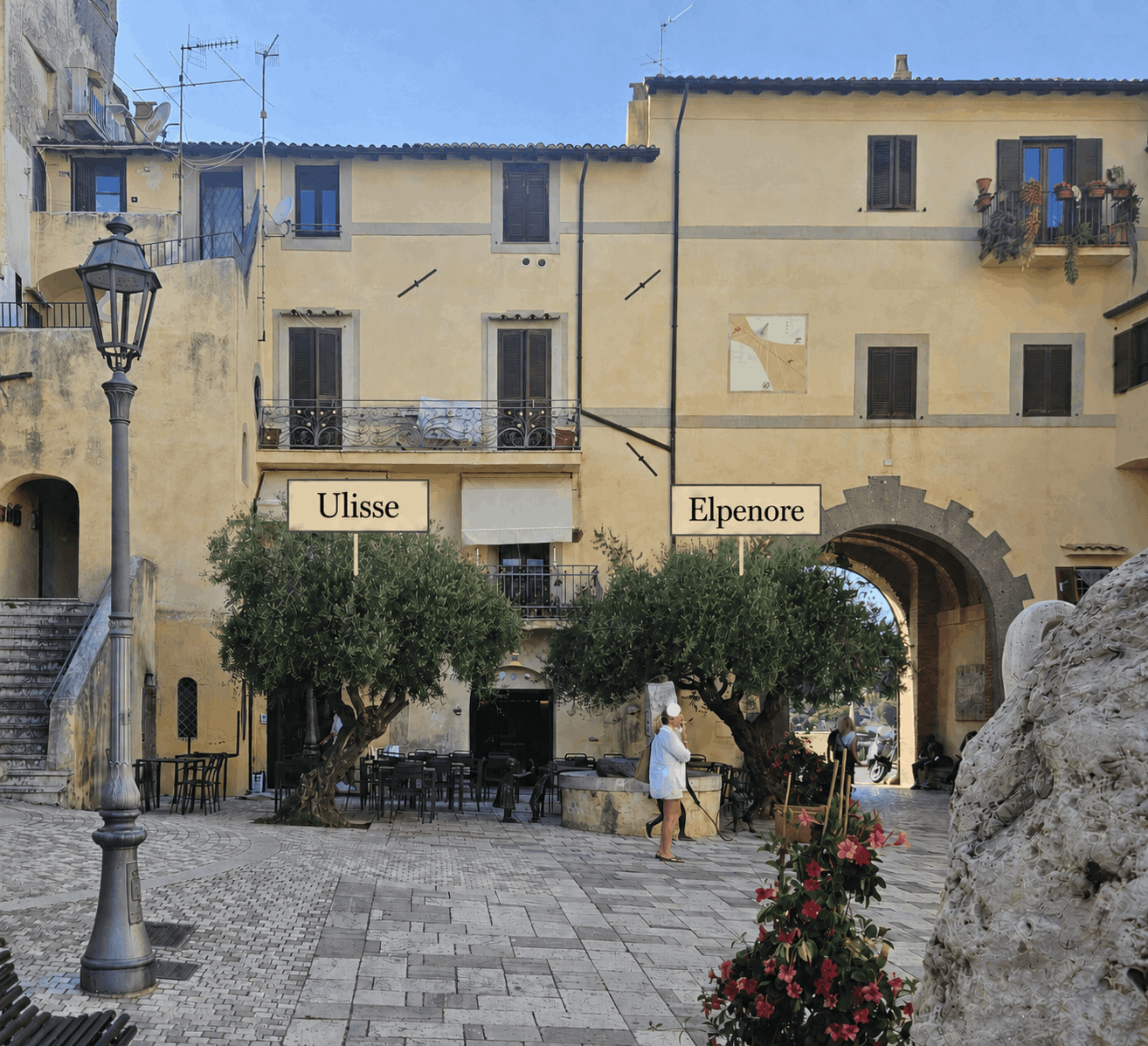 Un altro pezzo di spazio pubblico – patrimonio della collettività – sacrificato, apparentemente senza alcuna spiegazione.